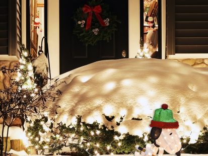 28″ 3D LED Pre-lit Peanuts Christmas Yard Art Snoopy Playing Hockey