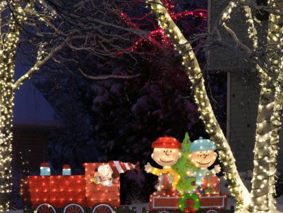 PEANUTS 79 INCH WIDE TRAIN WITH PEANUTS GANG 2 PC SET OUTDOOR 2D LED YARD DÉCOR